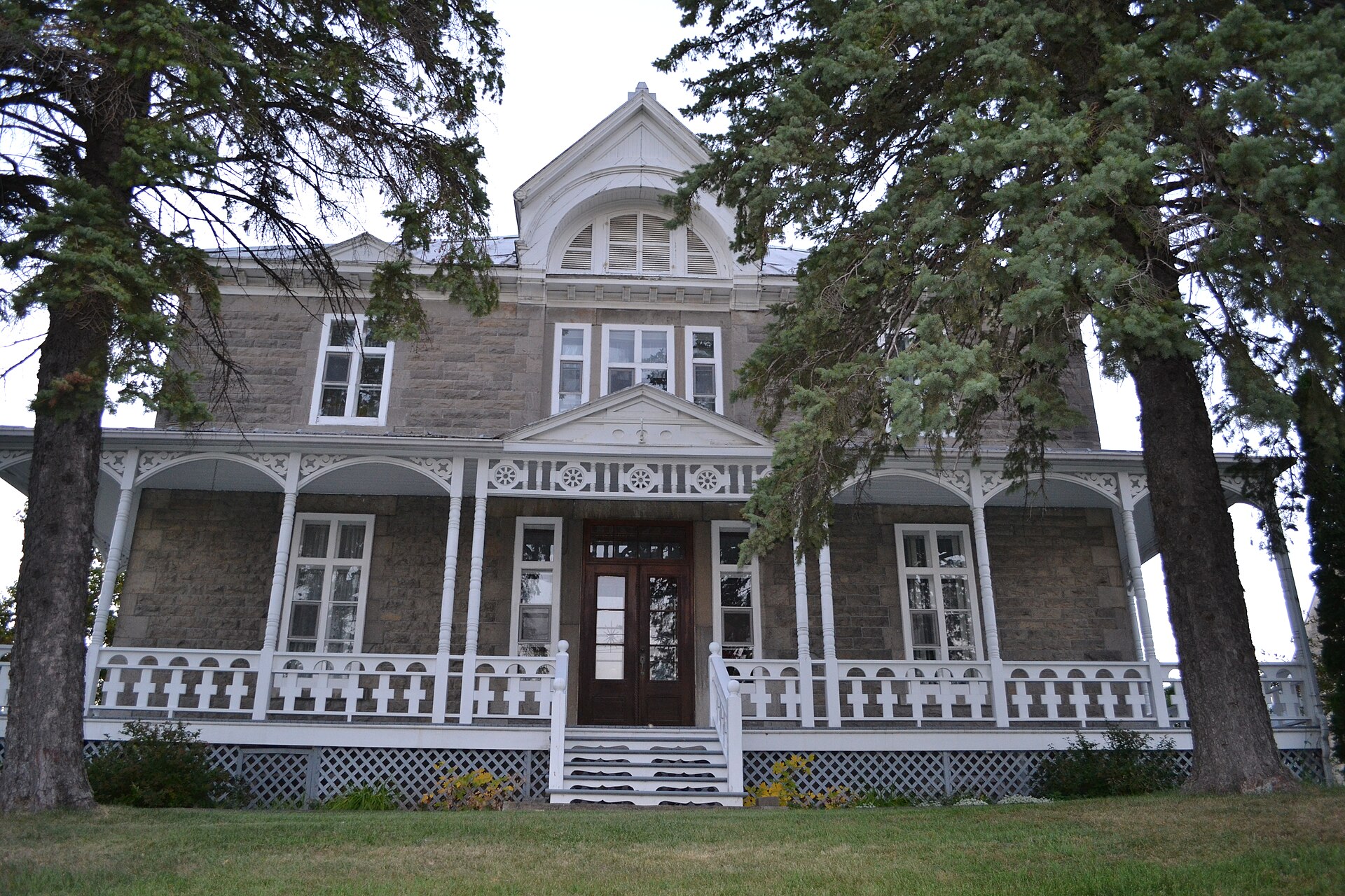 Le presbytère victorien de Sainte-Anne-des-Plaines et sa galerie ornementée