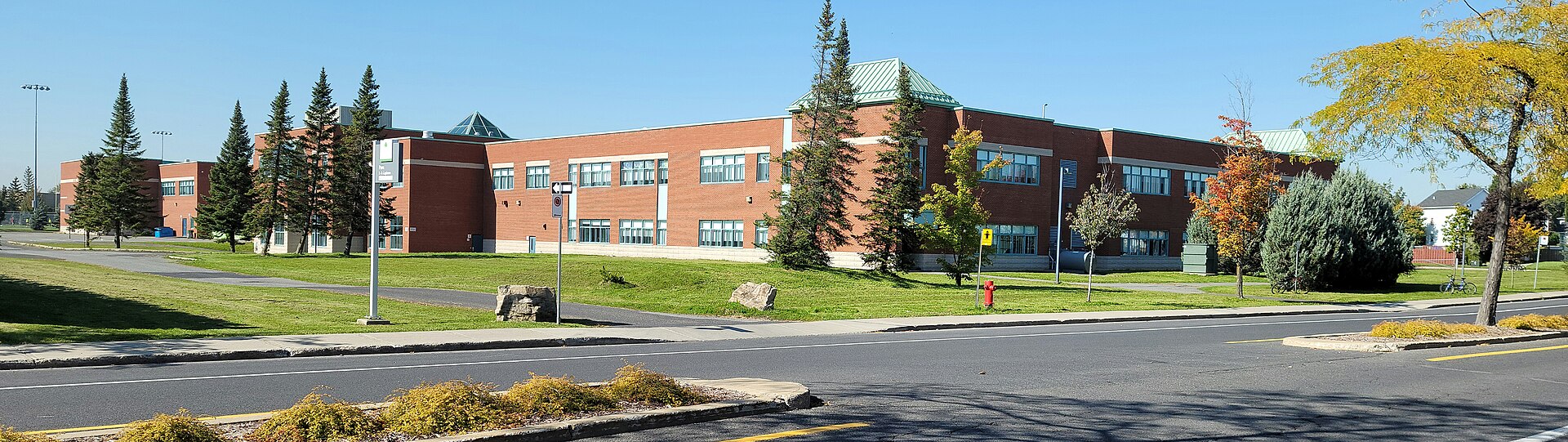 L'école secondaire du Grand-Coteau, vue du boulevard N.-P.-Lapierre à Sainte-Julie