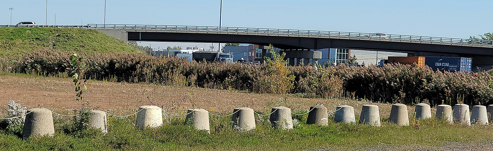 Stationnement incitatif exo au bord de l'autoroute 20, à Sainte-Julie