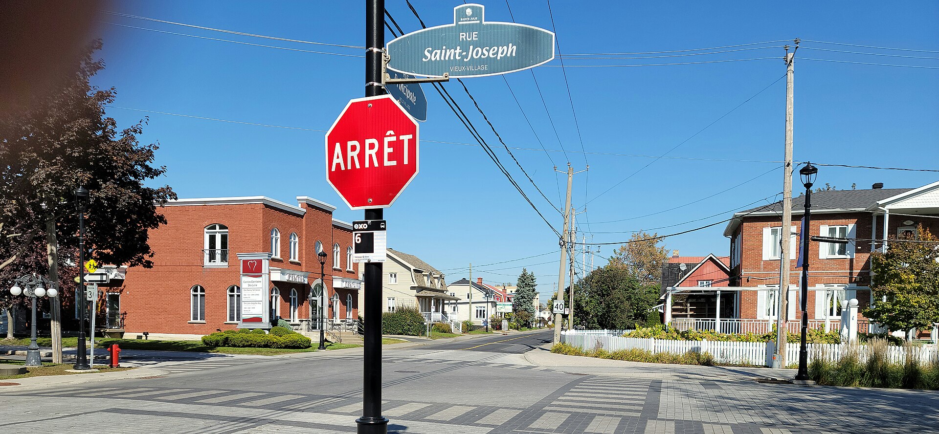 Intersection de la rue Principale et de la rue Saint-Joseph, dans le Vieux-Village de Sainte-Julie
