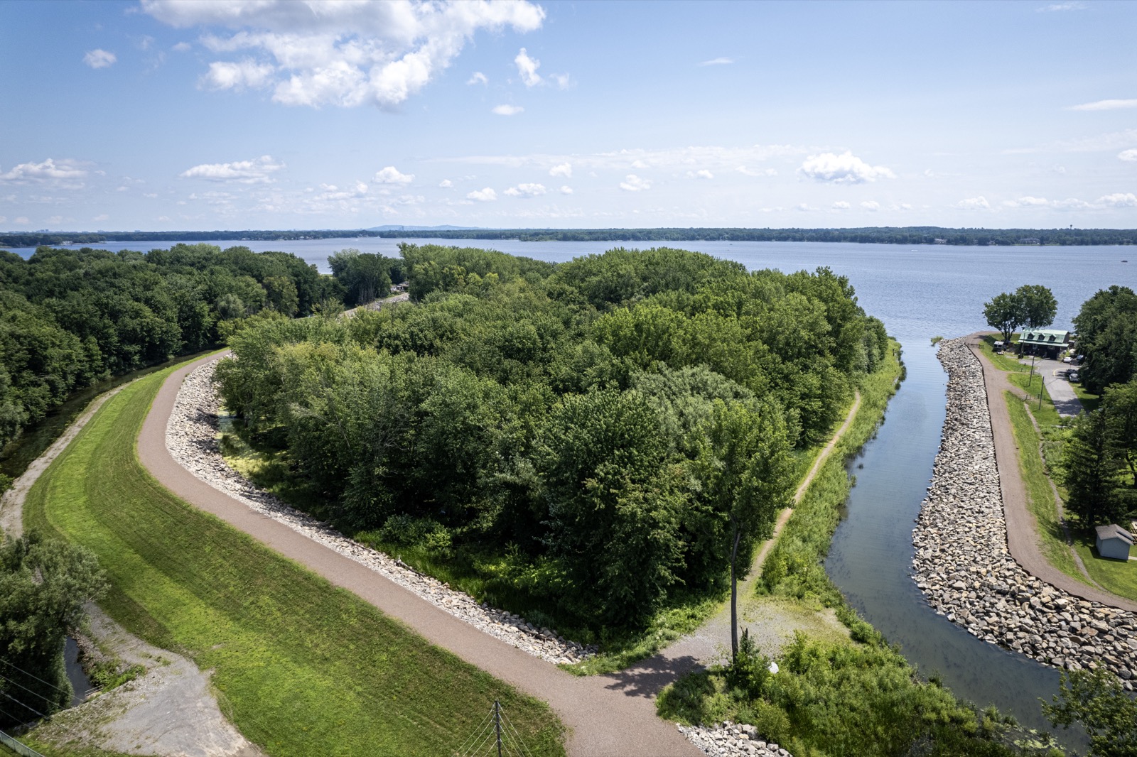 Vue aérienne du parc de la Frayère, au bord du lac des Deux Montagnes à Sainte-Marthe-sur-le-Lac