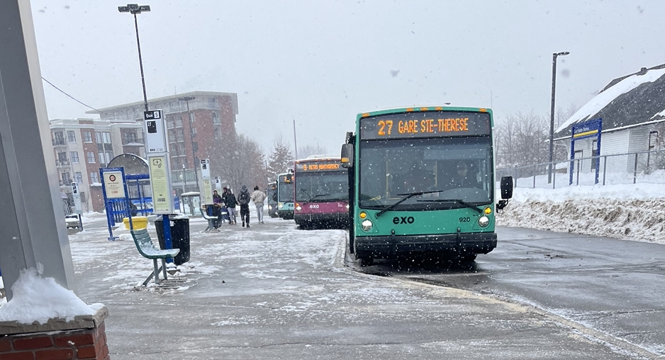 Des autobus d'exo au terminus de la gare de Sainte-Thérèse, dont la ligne vers le métro Montmorency