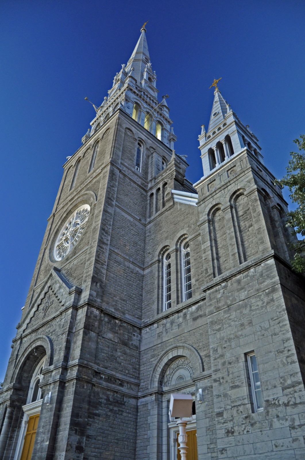 Le clocher de l'église Sainte-Thérèse-d'Avila, au cœur du Village de Sainte-Thérèse