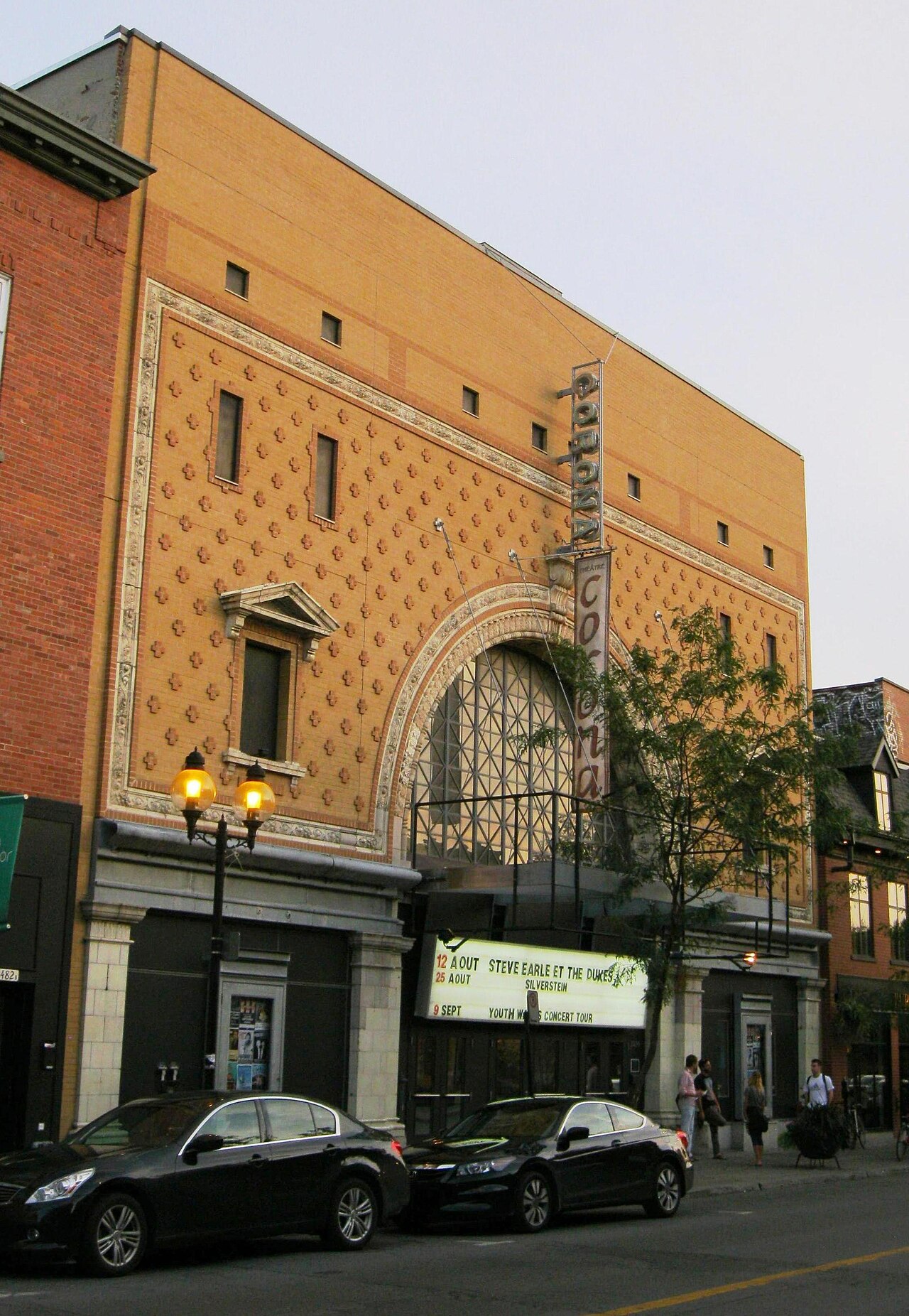 La façade du théâtre Corona sur Notre-Dame Ouest
