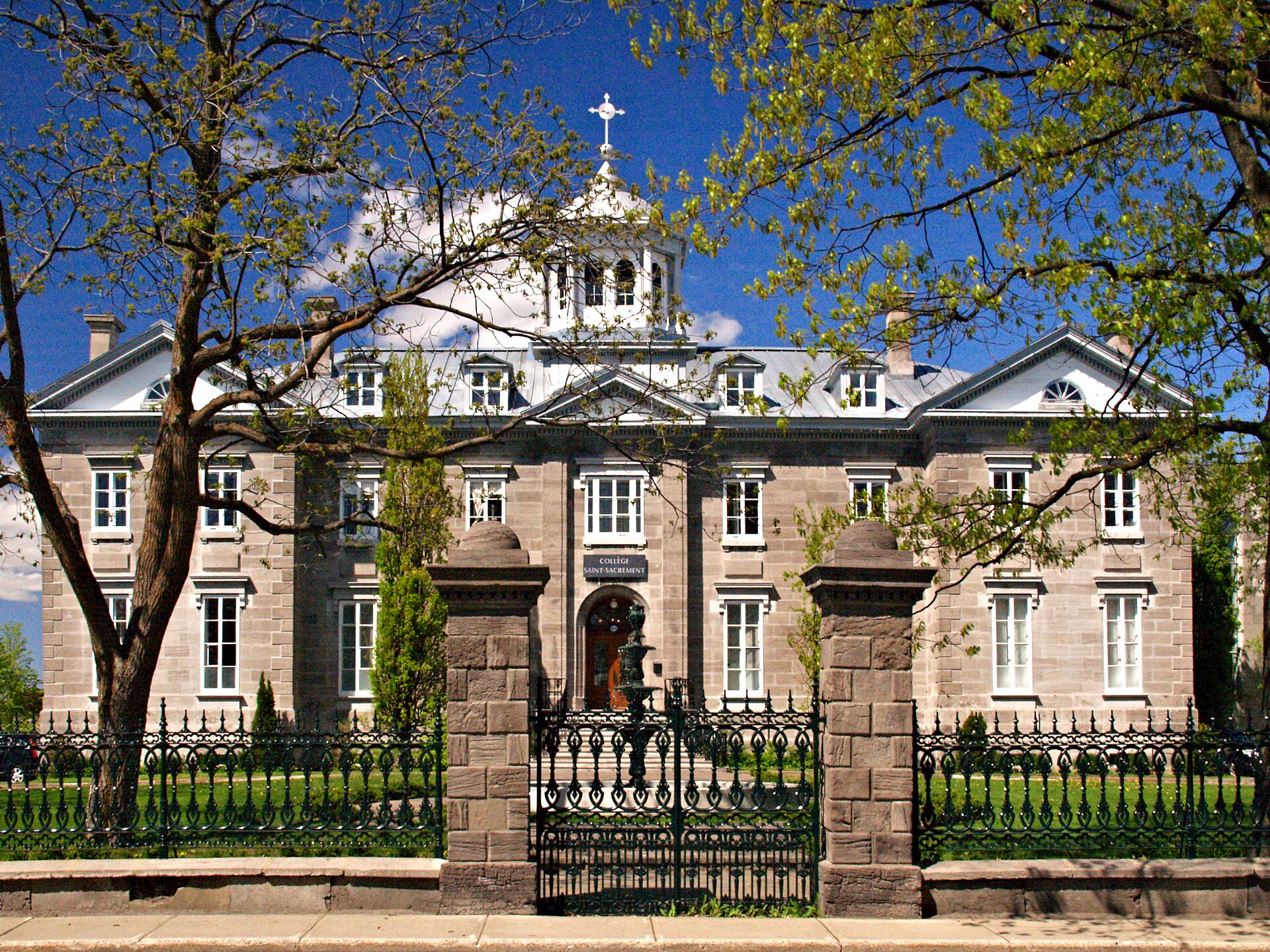 La façade en pierre du Collège Saint-Sacrement, rue Saint-Louis à Terrebonne