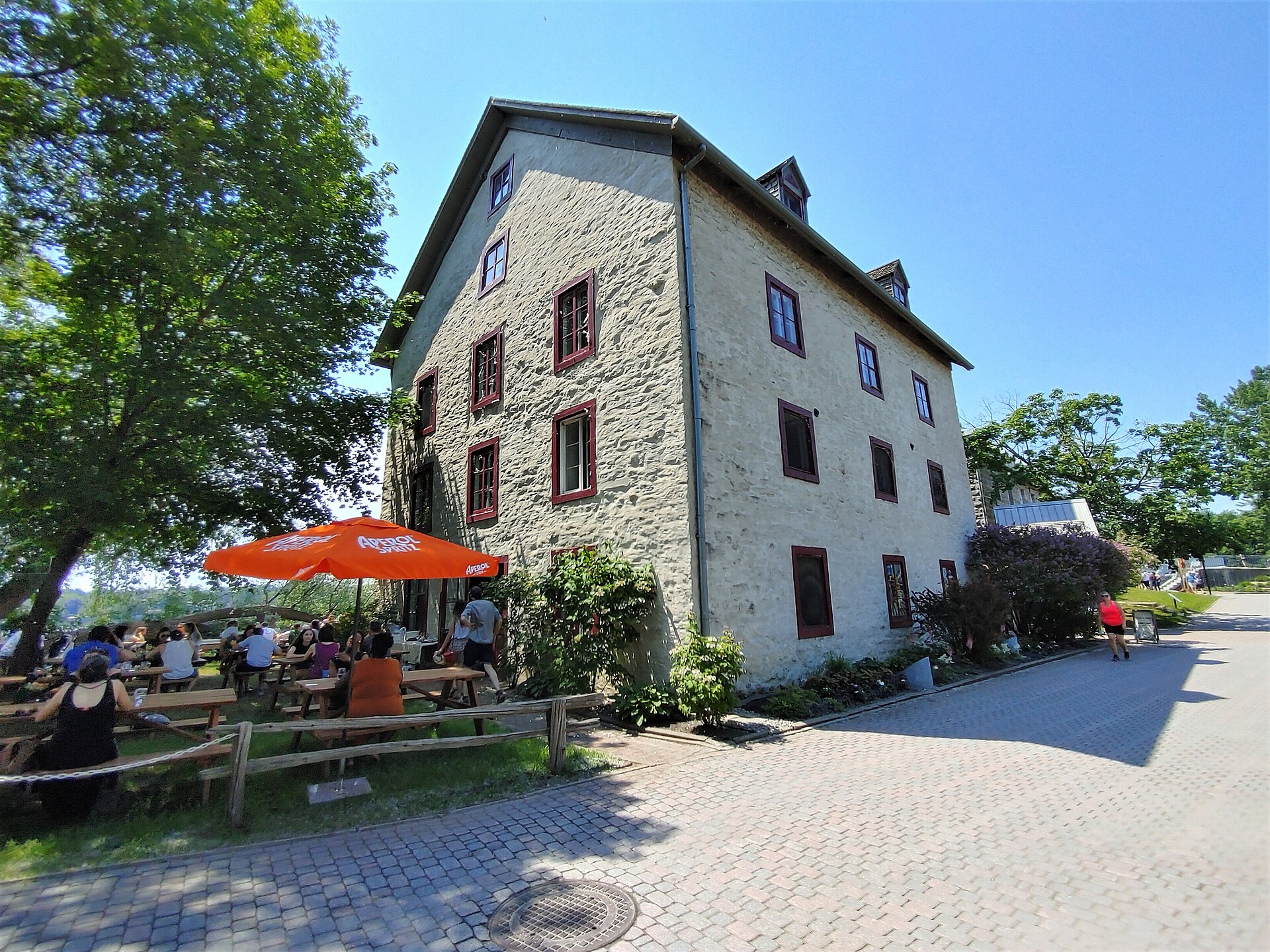 Le moulin à farine de 1846 en pierre et sa terrasse, sur l'Île-des-Moulins à Terrebonne