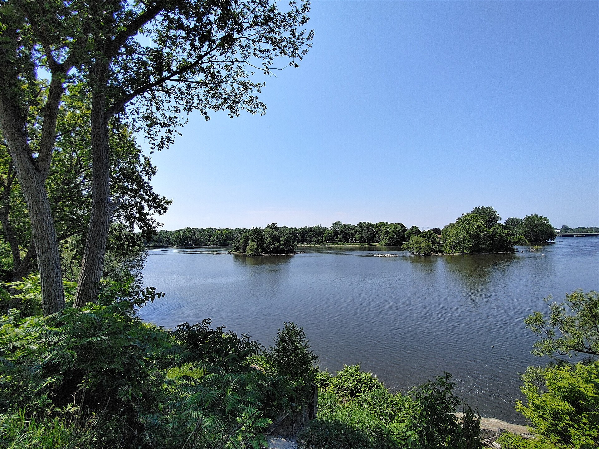 La rivière des Mille Îles vue de la rue Saint-Louis, avec l'île Saint-Jean à l'horizon
