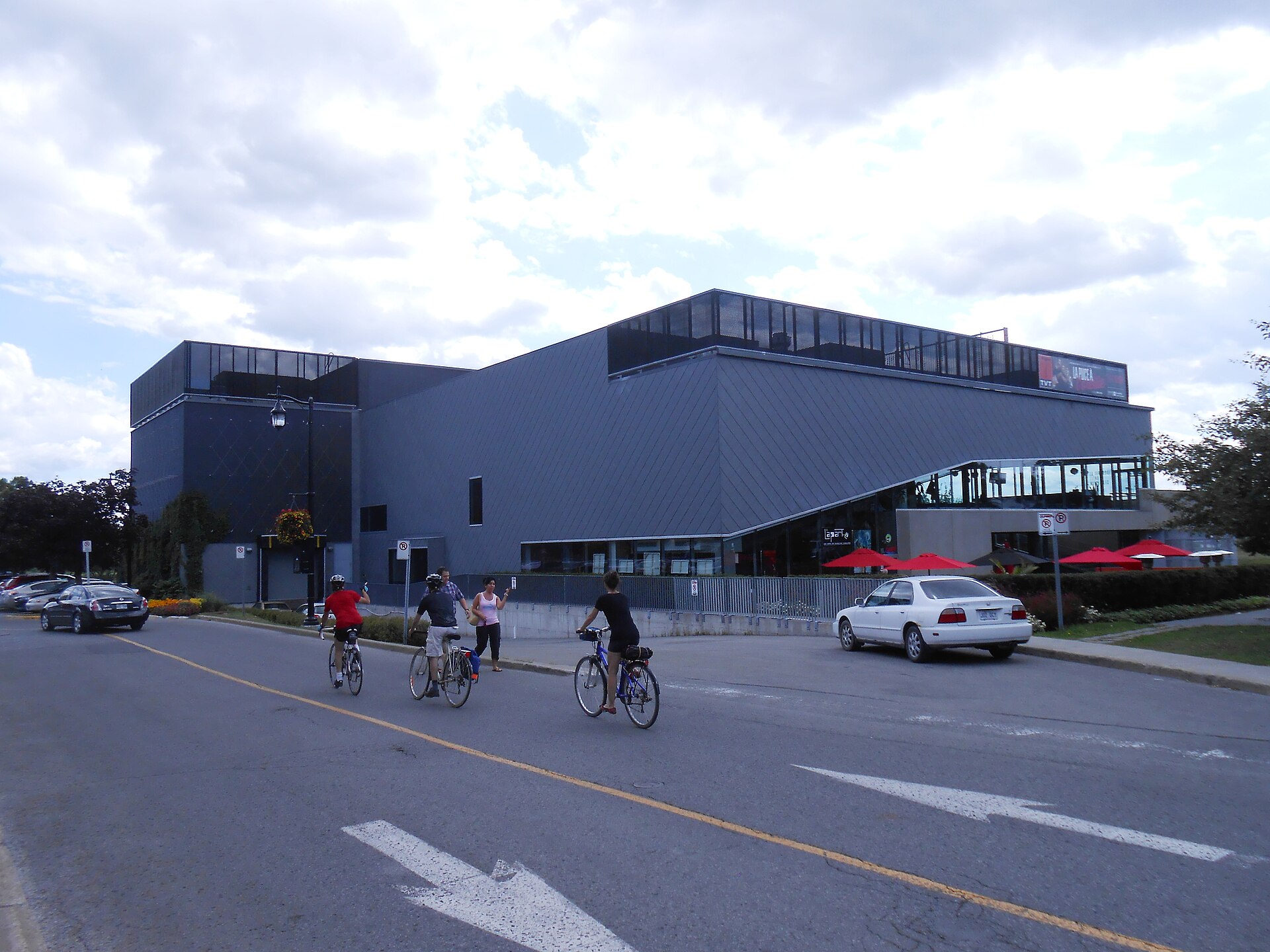Le Théâtre du Vieux-Terrebonne et des cyclistes sur la rue Saint-Pierre