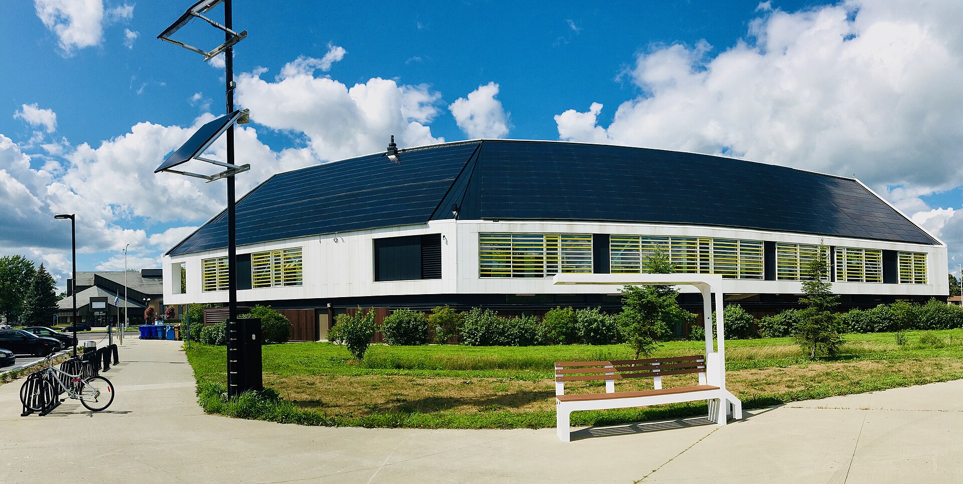 La bibliothèque de Varennes et son grand toit de panneaux solaires