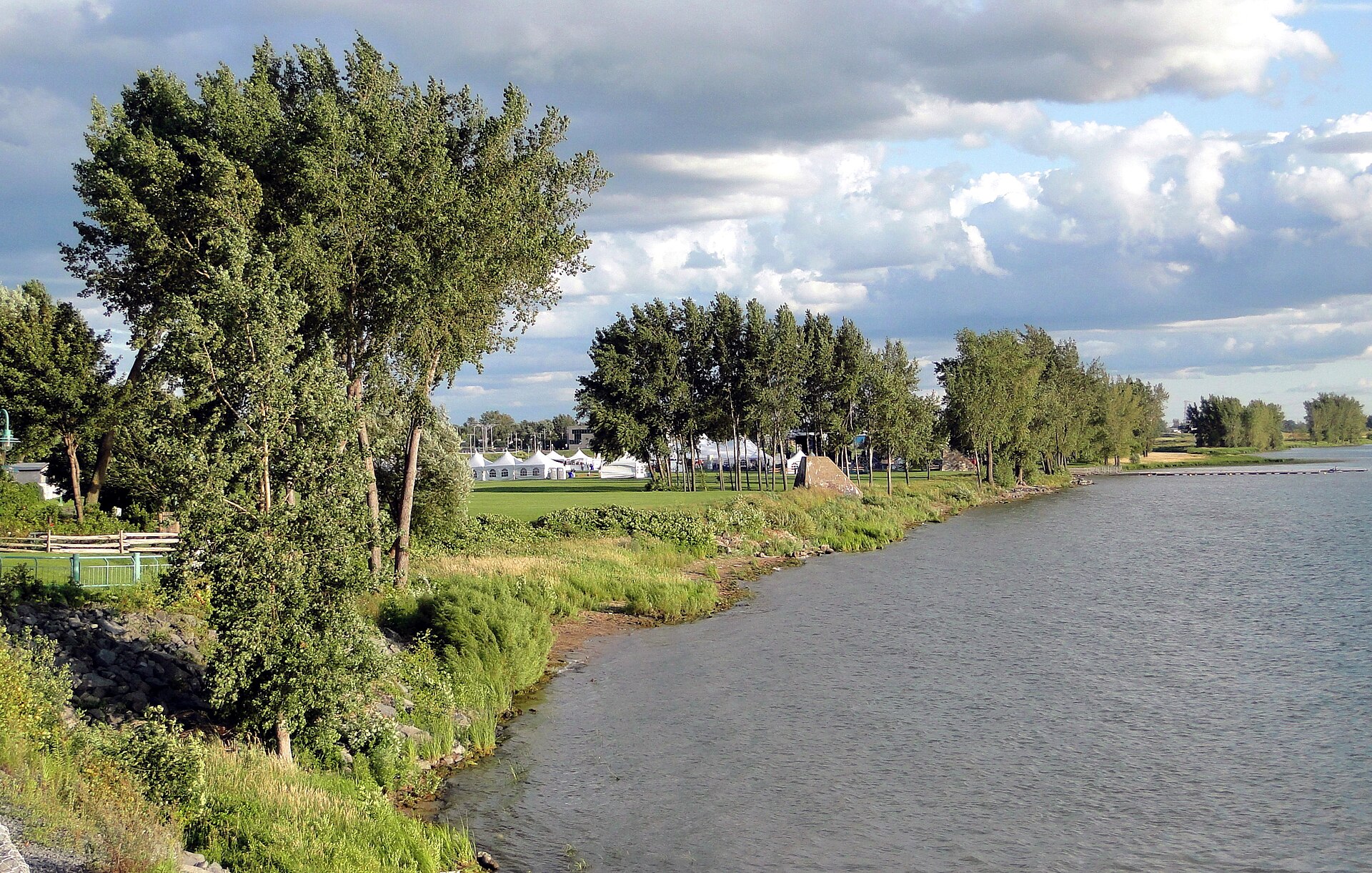 Les berges du fleuve Saint-Laurent au parc de la Commune à Varennes