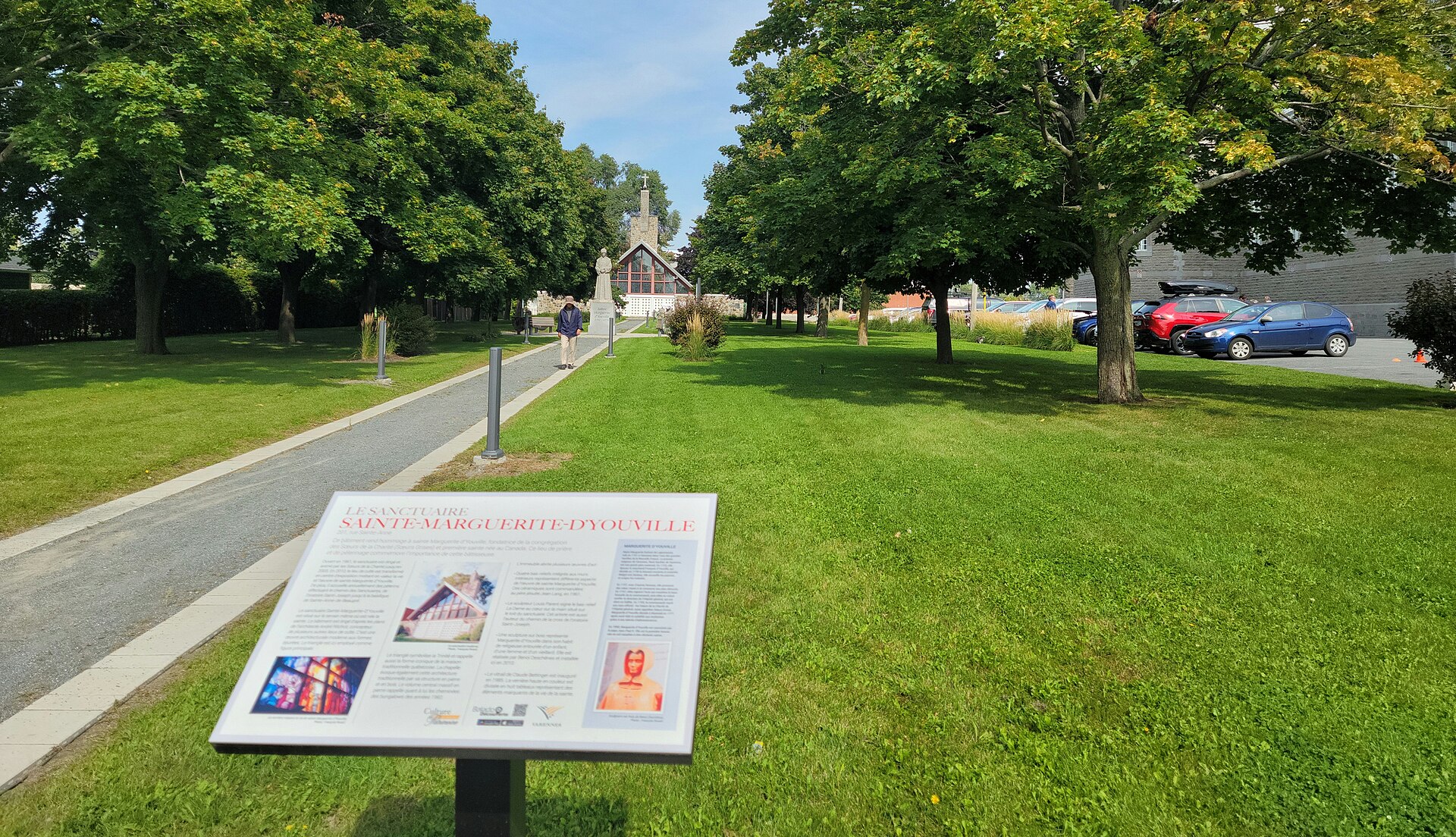 L'allée menant au sanctuaire Sainte-Marguerite-d'Youville à Varennes
