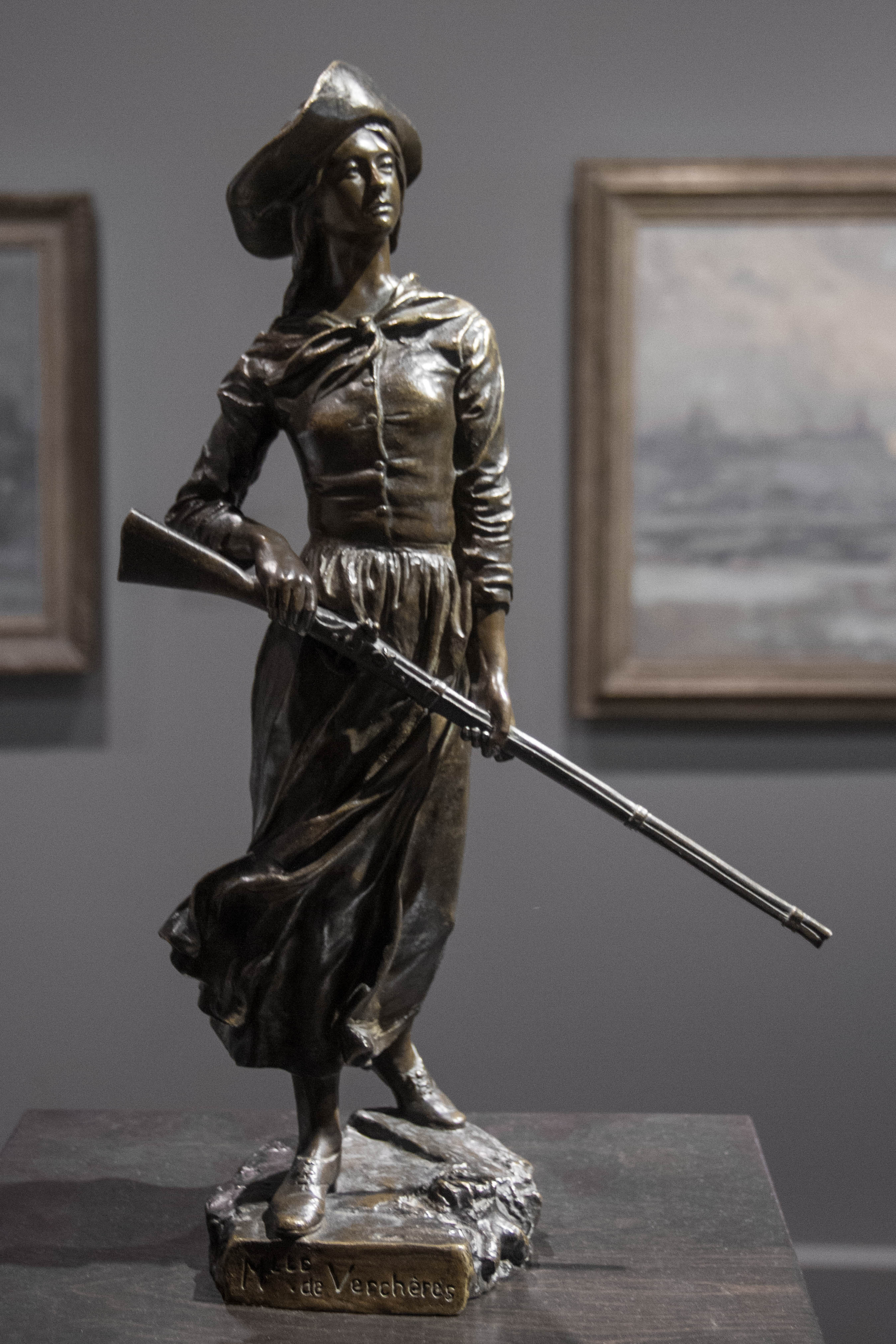 La statue de bronze de Madeleine de Verchères face au fleuve