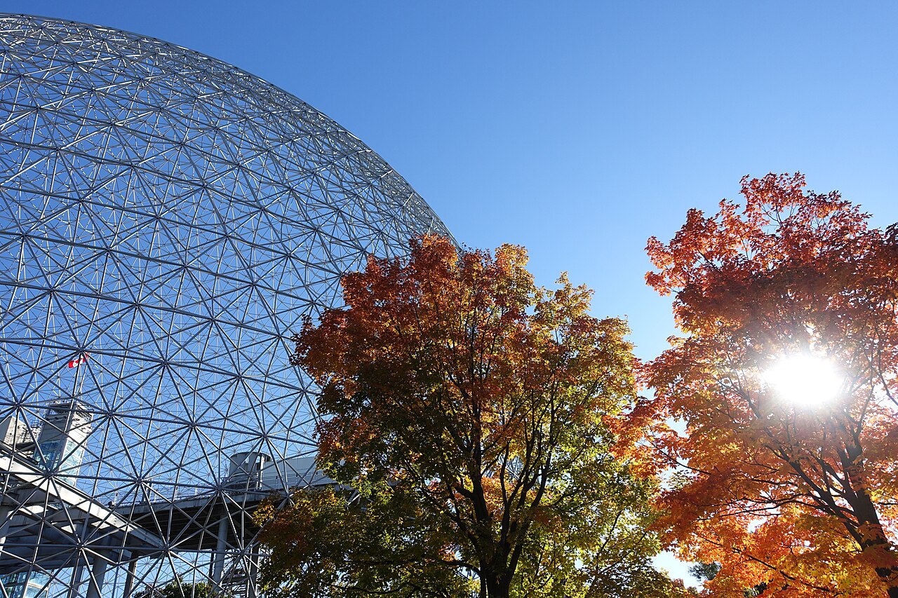 La Biosphère du parc Jean-Drapeau, sur l'île Sainte-Hélène, en automne