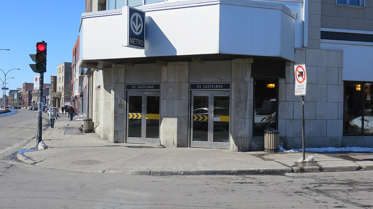 L'entrée du métro De Castelnau, au cœur de Villeray