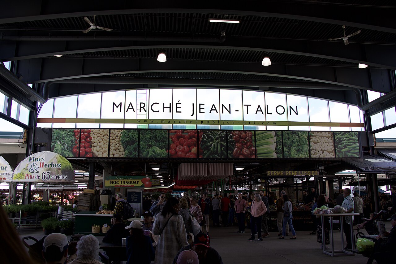 Les étals de la halle principale du marché Jean-Talon